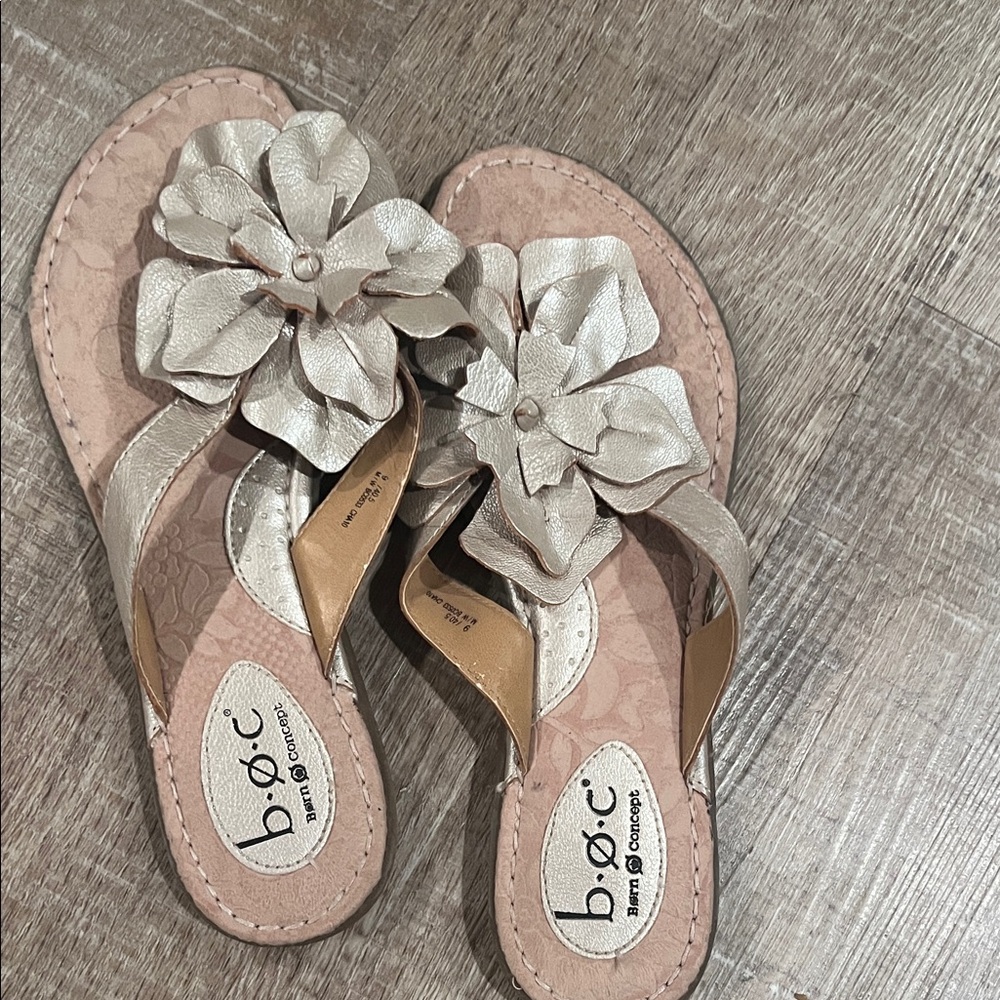 b.o.c. Women's champagne Floral Sandals
